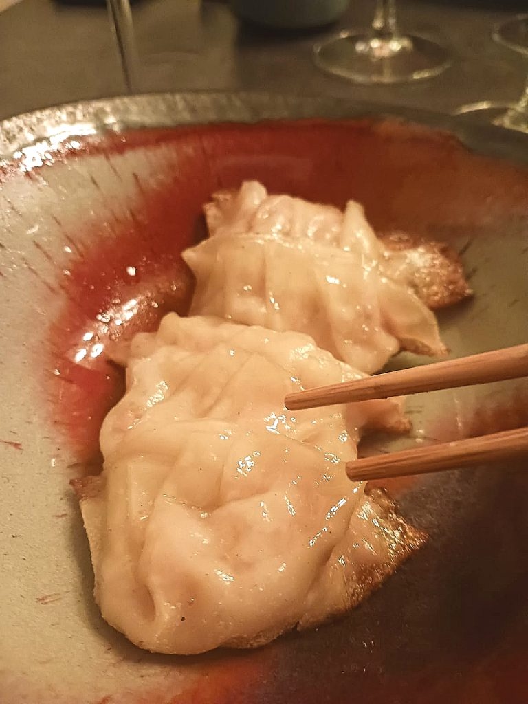 Brachetto fusion. Il dolce, il rosso, il rosè. Le petit restaurant japonais ad Avigliana. Gyoza di wagyu.