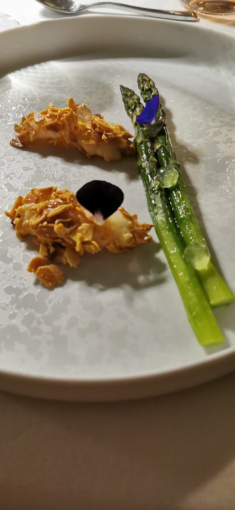 Scampo mandorle asparago e gel di gin