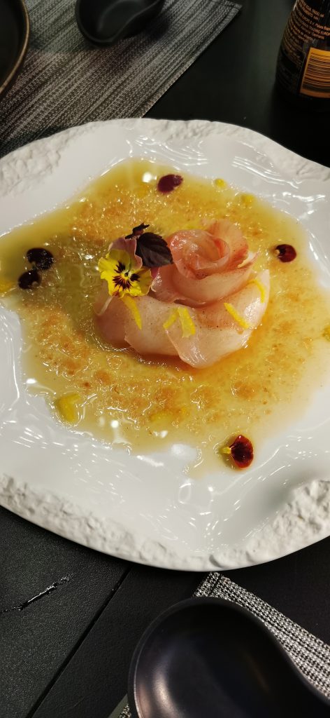 Ricciola affumicata con cipolle di Tropea e salsa yuzu