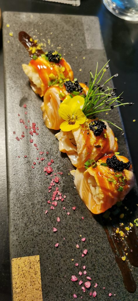 Salmone, purè di gambero rosso, formaggio e uova di pesce volante