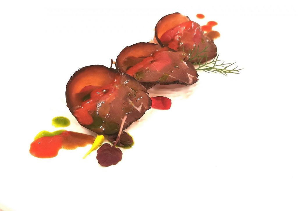 Antipasto Trattoria La madia a Torino crudo alla Barbera e jus di lampone