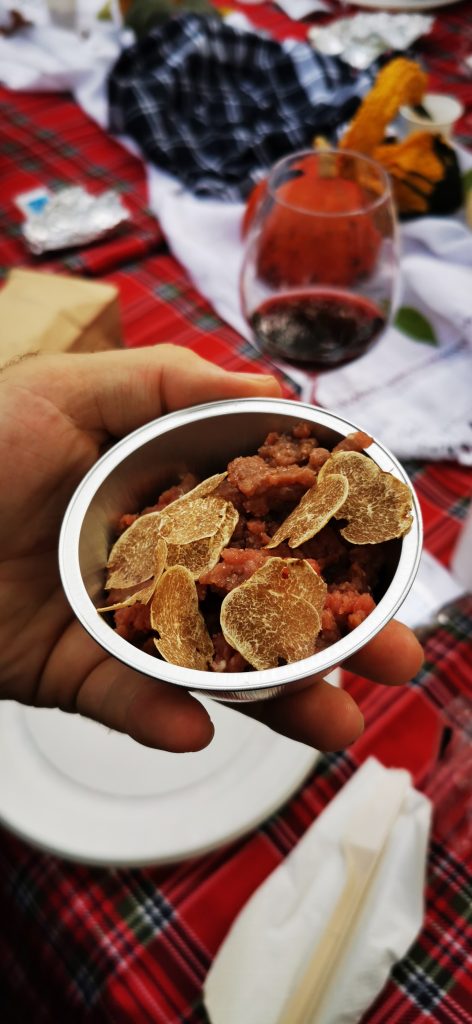 carne cruda e tartufo bianco la luna di dori truffles alba