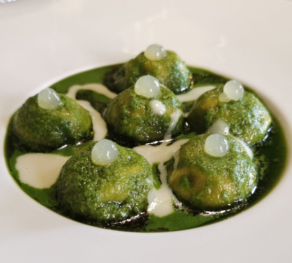 Bottoni al brasato con cime di rapa e gel di limone