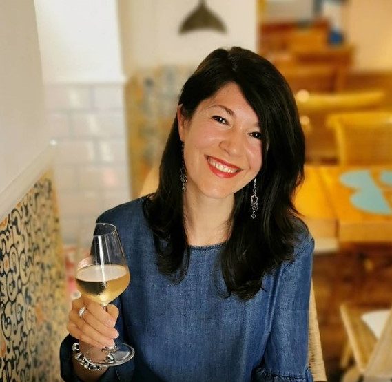 graziella con calice di vino tavolo